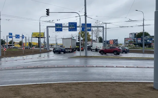 První nehoda už se stala na přestavěné turbo okružní křižovatce u Makra