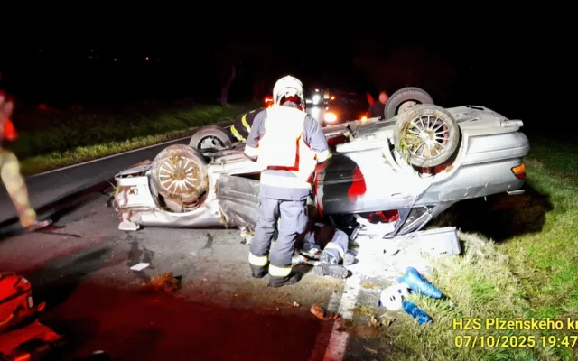 Auto vyletělo ze silnice, narazilo do stromu a převrátilo se. Řidič byl opilý