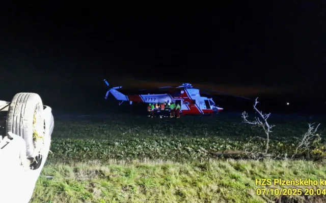 Auto vyletělo ze silnice, narazilo do stromu a převrátilo se. Řidič byl opilý