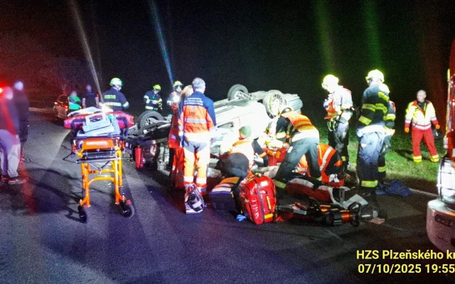 Auto vyletělo ze silnice, narazilo do stromu a převrátilo se. Řidič byl opilý