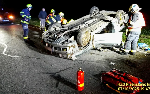 Auto vyletělo ze silnice, narazilo do stromu a převrátilo se. Řidič byl opilý