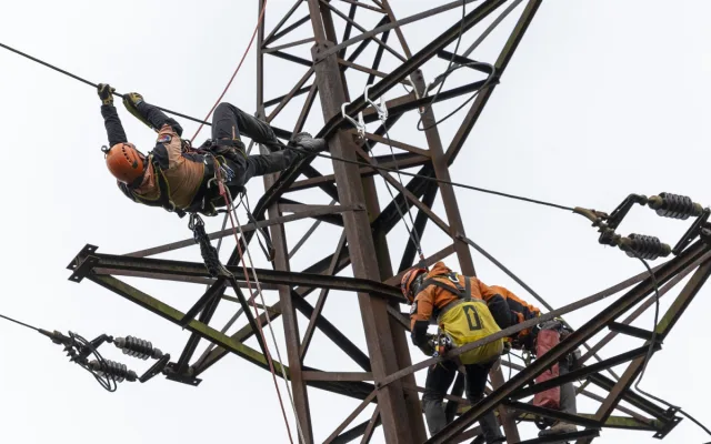 Energetici nacvičovali záchranu pracovníka nebo sebevraha v drátech vysokého napětí
