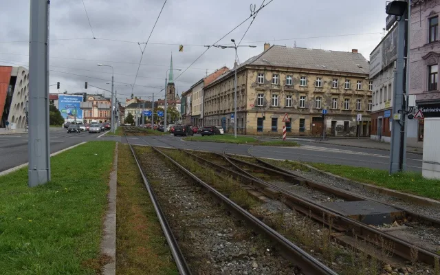 Tramvajová trať na Skvrňany projde rekonstrukcí, řidiče čekají už od pondělí uzavírky