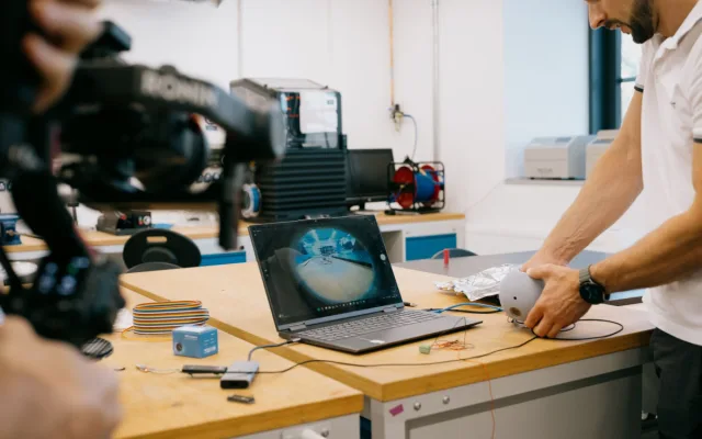 Tým středoškoláků pracuje na unikátním projektu. S experty staví podvodní dron