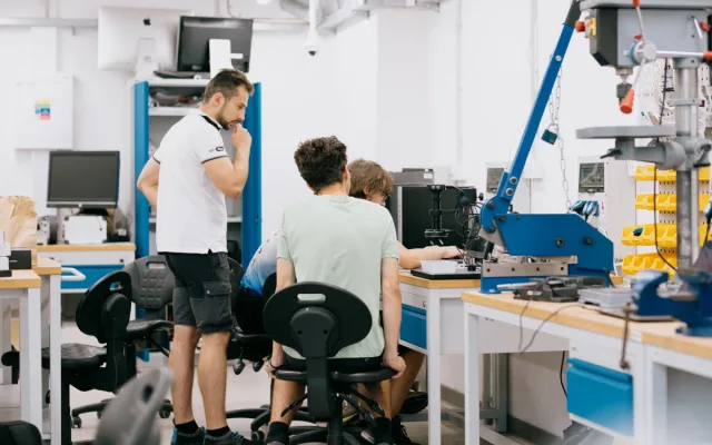 Tým středoškoláků pracuje na unikátním projektu. S experty staví podvodní dron