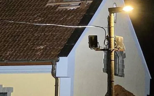 Střechou kostela se propadl muž se žloutenkou, svatostánek čeká dezinfekce