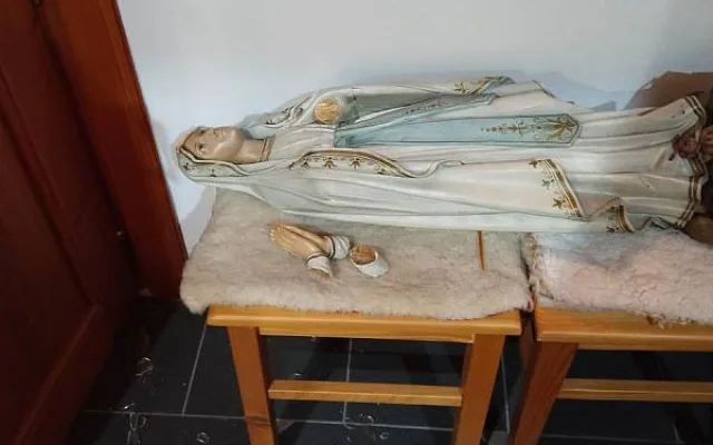 Střechou kostela se propadl muž se žloutenkou, svatostánek čeká dezinfekce