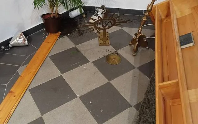 Střechou kostela se propadl muž se žloutenkou, svatostánek čeká dezinfekce