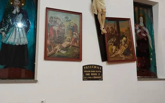 Střechou kostela se propadl muž se žloutenkou, svatostánek čeká dezinfekce