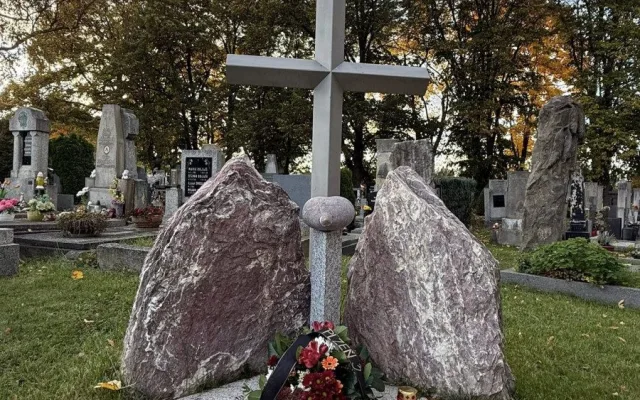 Na hřbitovech je možné zapálit svíčku za ty, jejichž hrob je vzdálený nebo neznámý