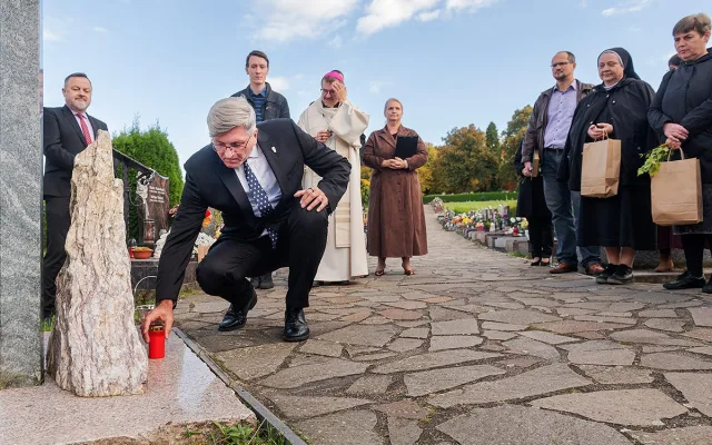 Na hřbitovech je možné zapálit svíčku za ty, jejichž hrob je vzdálený nebo neznámý