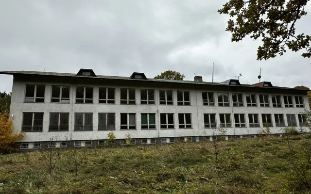 Opuštěná a chátrající je i bývalá rota Pohraniční stráže na Debrníku