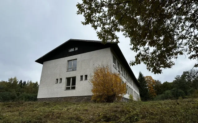 Opuštěná a chátrající je i bývalá rota Pohraniční stráže na Debrníku