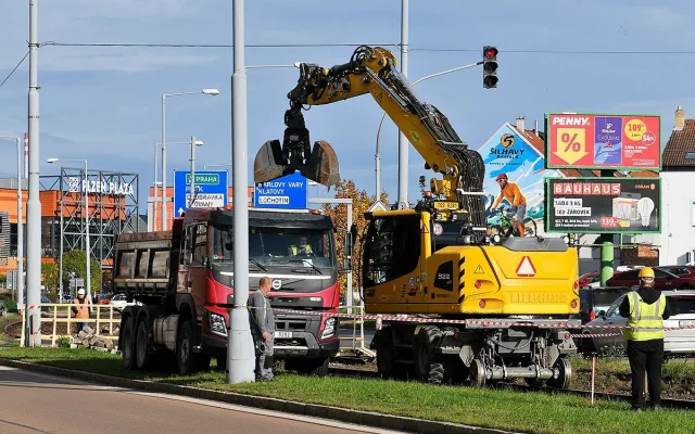 Dvoukolejná trať na Skvrňany už byla v nevyhovujícím stavu