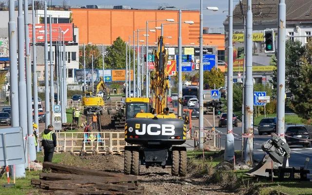 Dvoukolejná trať na Skvrňany už byla v nevyhovujícím stavu