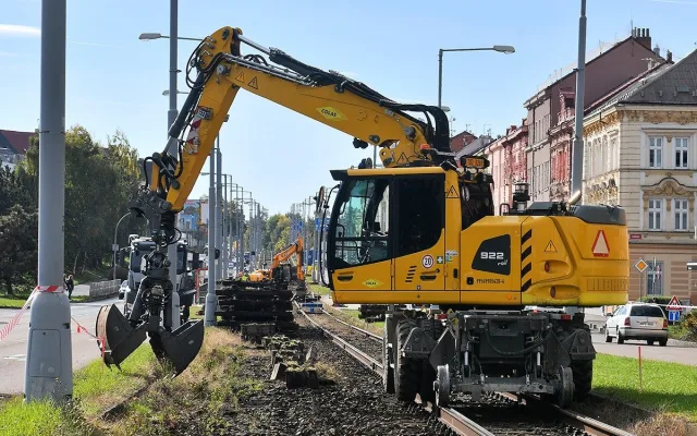 Dvoukolejná trať na Skvrňany už byla v nevyhovujícím stavu