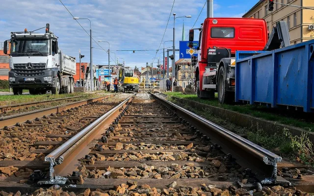 Dvoukolejná trať na Skvrňany už byla v nevyhovujícím stavu