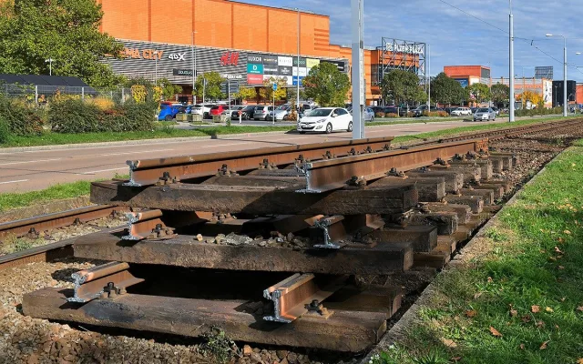 Dvoukolejná trať na Skvrňany už byla v nevyhovujícím stavu