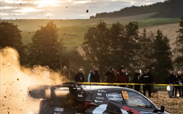 FOTO: Ogier zahájil Středoevropskou rallye nejlépe, Rovanperä těsně za ním