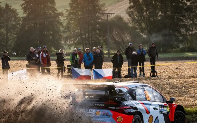 FOTO: Ogier zahájil Středoevropskou rallye nejlépe, Rovanperä těsně za ním