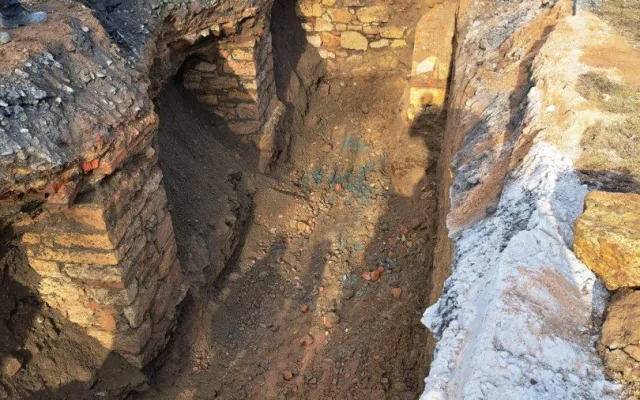 Začátek stavby se už kvůli archeologickému nálezu o více než dva měsíce posunul.
