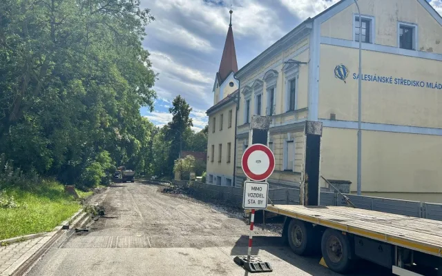 Řidiči, pozor. Uzavírka Rolnického náměstí se protáhne o půl roku