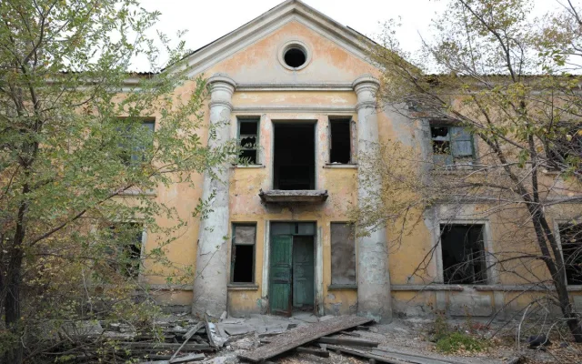 Dobře dochované velitelství táborového komplexu Stěplag z let 1948-1956