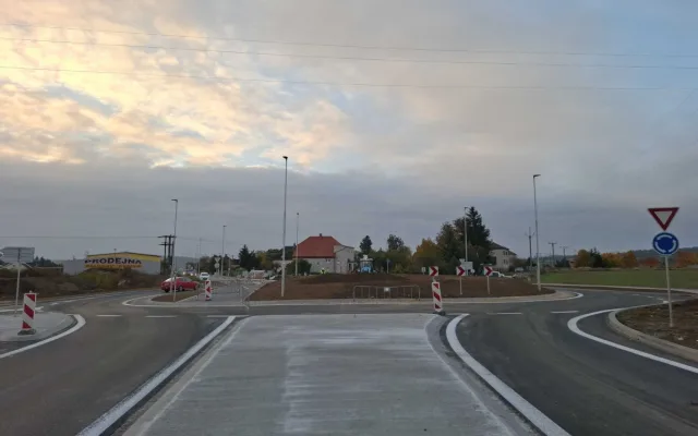 Po třech letech končí opravy silnice I/19 v Nezvěsticích. Pracovalo se tam na průtahu