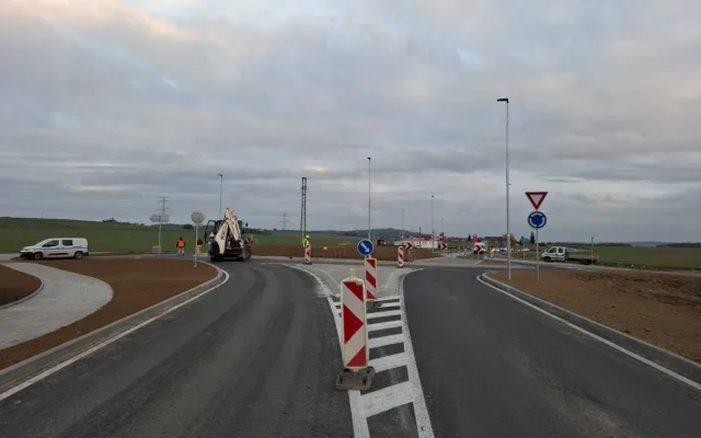 Po třech letech končí opravy silnice I/19 v Nezvěsticích. Pracovalo se tam na průtahu