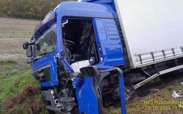 Při drtivém střetu s kamionem se těžce zranil řidič osobního automobilu