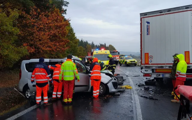 Při drtivém střetu s kamionem se těžce zranil řidič osobního automobilu
