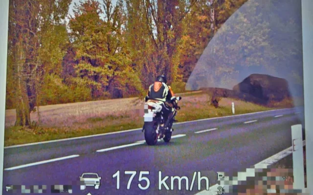 Motorkář překročil rychlost a předvedl jízdu po zadním kole