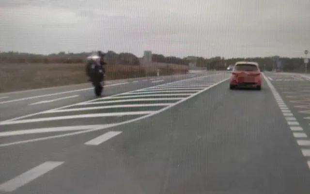 Motorkář překročil rychlost a předvedl jízdu po zadním kole
