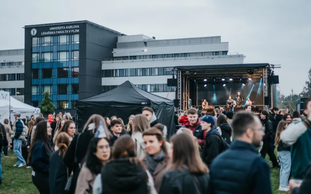 Rozsvítíme Karlovku. Lékařská fakulta oslaví osmdesát let velkolepou světelnou show