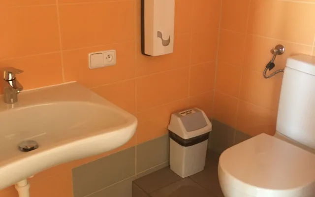 Většina pokojů v horažďovické nemocnici má vlastní toalety, modernizace pokračuje