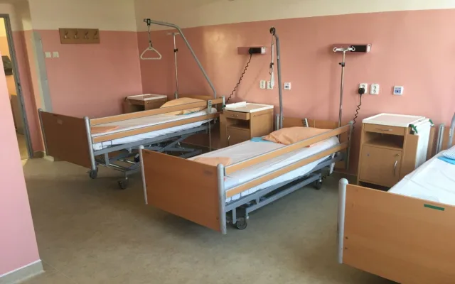 Většina pokojů v horažďovické nemocnici má vlastní toalety, modernizace pokračuje