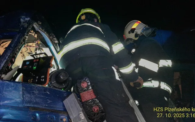 Řidič kamionu na D5 v noci narazil do kolony vozidel. Drtivý náraz sešrotoval kabinu