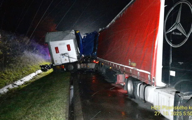 Řidič kamionu na D5 v noci narazil do kolony vozidel. Drtivý náraz sešrotoval kabinu