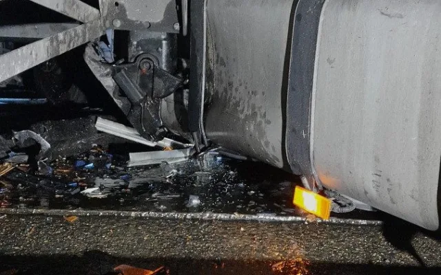 Řidič kamionu na D5 v noci narazil do kolony vozidel. Drtivý náraz sešrotoval kabinu