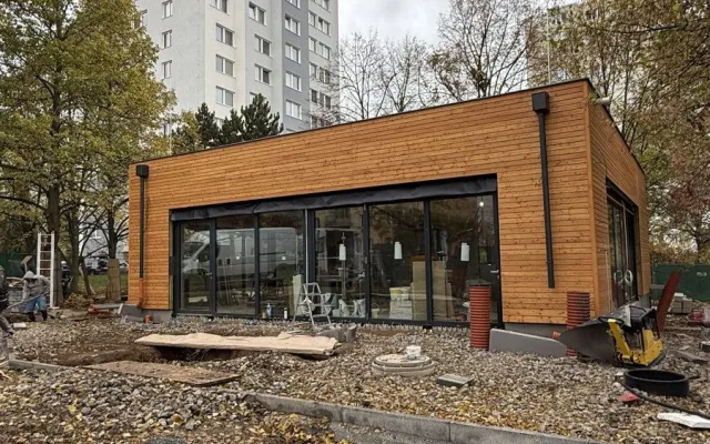 Nevzhledné a nevyužívané záchodky se mění v moderní kavárnu, obvod už má nájemce