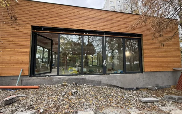 Nevzhledné a nevyužívané záchodky se mění v moderní kavárnu, obvod už má nájemce