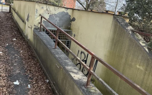 Nevzhledné a nevyužívané záchodky se mění v moderní kavárnu, obvod už má nájemce