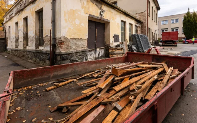 Takto vypadala budova před zahájením demoličních prací
