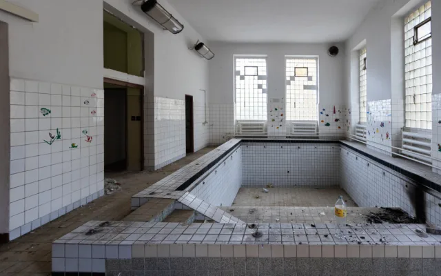 Takto vypadala budova před zahájením demoličních prací