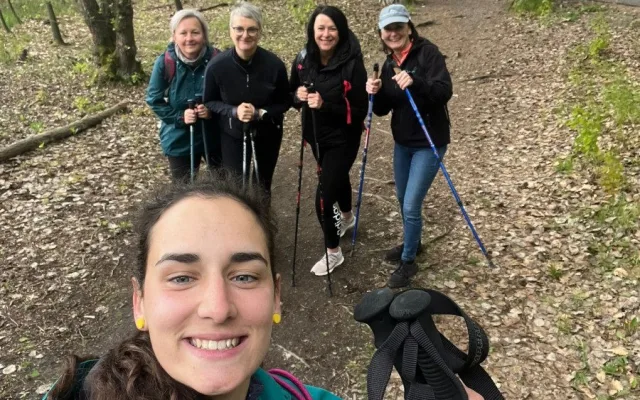 Studenti pomáhají onkologickým pacientům, cvičí s nimi a chodí na procházky