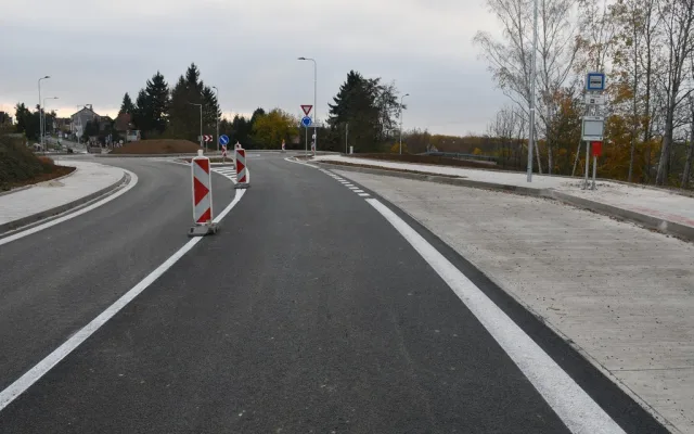 Na Klatovské třídě v Plzni začíná provoz na nové okružní křižovatce