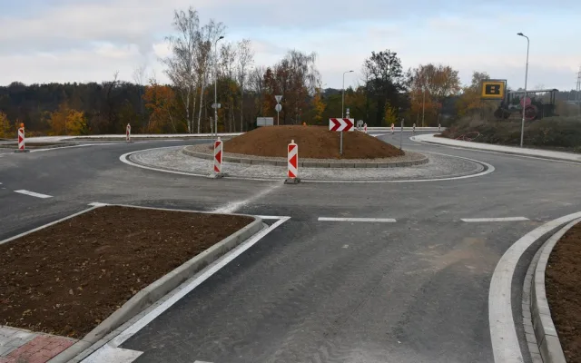 Na Klatovské třídě v Plzni začíná provoz na nové okružní křižovatce