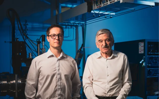 Fyzici David Kolenatý a Jaroslav Vlček. Společně se věnují nanomateriálům a plazmovým technologiím pro výrobu telefonů, počítačů či vojenských letadel