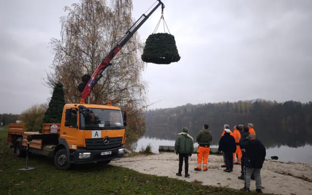 Originální plovoucí vánoční strom opět rozzáří hladinu Borské přehrady