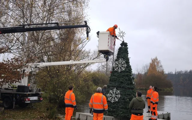 Originální plovoucí vánoční strom opět rozzáří hladinu Borské přehrady